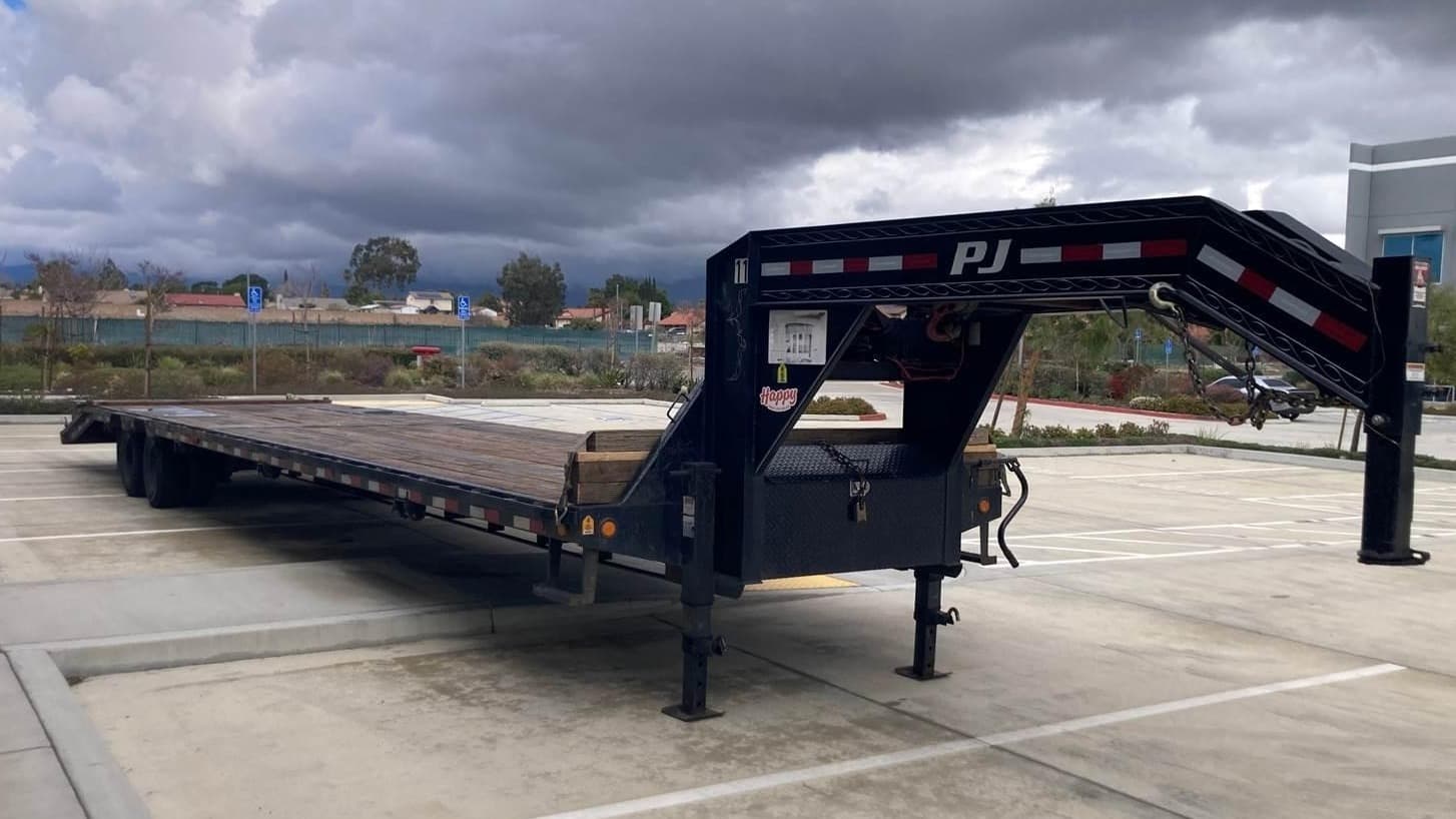Gooseneck Flatbed Trailer